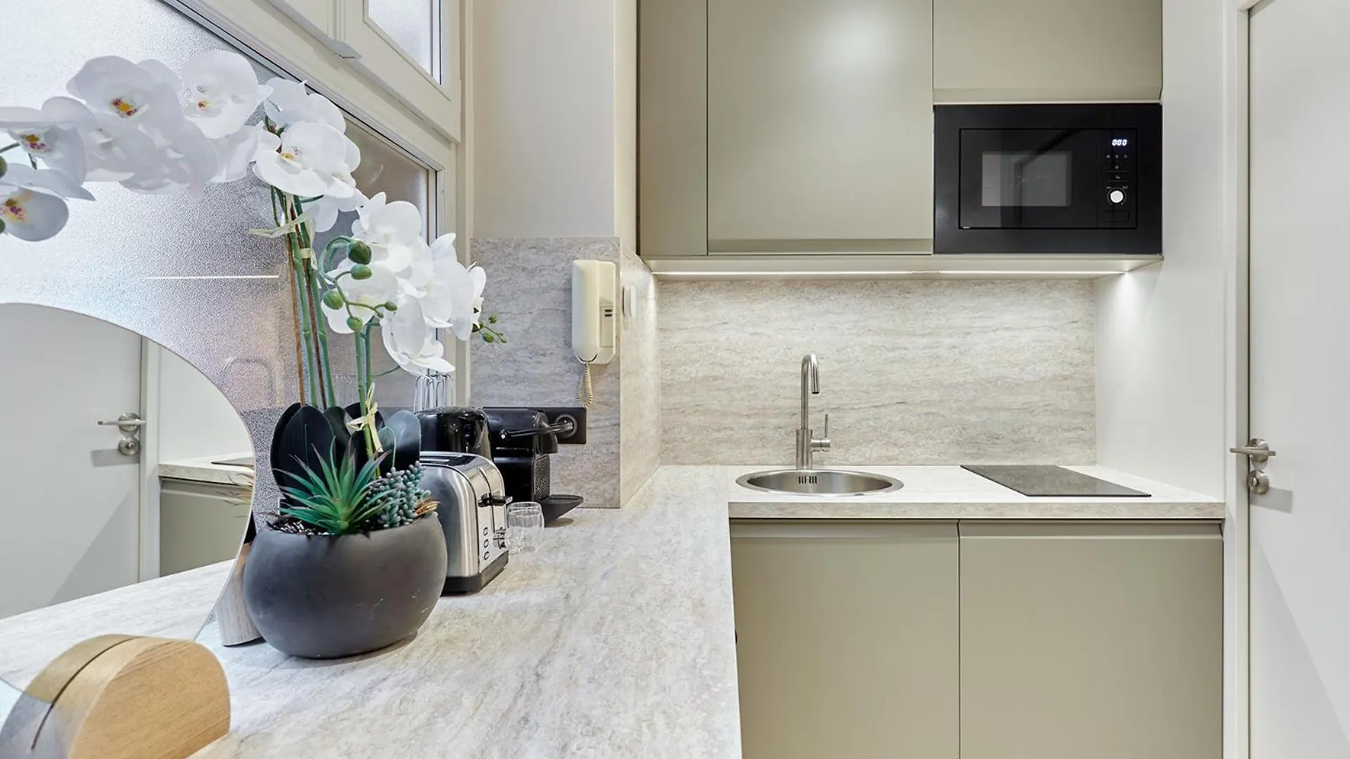 Center Of By Prestige Apartment *